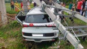 విద్యుత్‌ స్తంభాన్ని ఢీకొట్టిన హ్యుందాయ్‌ వెన్యూ.. కారుపై పడిన ట్రాన్స్‌ఫార్మర్‌