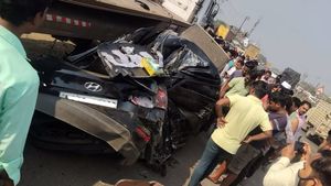 Car Accident రెండు ట్రక్కుల మధ్య ఇరుక్కుపోయిన కారు.. అయినా బతికి బట్టకట్టారు ఎలానో తెలుసా?