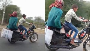Boy Riding Moped మోపెడ్‌పై అమ్మమ్మతో బాలుడి రైడ్‌.. కోటికి పైగా వ్యూస్‌తో వీడియో వైరల్‌..