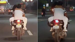 Viral video పబ్లిక్‌ రోడ్డులో బైక్‌పై లవర్స్‌ రొమాన్స్‌.. ఝలక్‌ ఇచ్చిన పోలీసులు.. వైరల్‌ అవుతున్న వీడియో