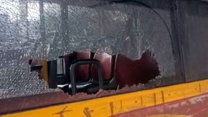 బస్సు ఆపలేదని రాయి విసిరిన మహిళ.. సైలెంట్‌గా పోలీస్ స్టేషన్‌కి బస్సు తీసుకెళ్లిన డ్రైవర్.. చివరకు!