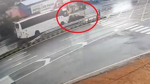 వెనక నుంచి వేగంగా వచ్చి కారును ఢీకొట్టిన బస్సు.. కారు డ్రైవర్ చేసిన పనికి ఫిదా అయిపోతారు..!