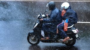 బైక్‌పై వెళ్లే వారు ఇలాంటి 'రెయిన్‌కోట్స్‌' తీసుకుంటే ఇబ్బందులు ఉండవు..లేదంటే తడిసిపోతారు..!