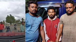 రోడ్డుపై ఆకతాయితనం ప్రదర్శించిన యువకులు.. వారి ఆటకట్టించిన డ్యాష్‌బోర్డ్‌ కెమెరా.. వైరల్‌ అవుతున్న వీడియో