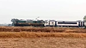 VandeBharat వందేభారత్‌ రైల్‌ని లాగిన జనరల్ డీజిల్ ఇంజన్.. వీడియో వైరల్.. అధికారుల క్లారిటీ..!