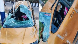 పశువులను తప్పించబోయి అదుపుతప్పి బోల్తా పడిన కారు.. యాక్సిడెంట్ తర్వాత కారు ఎలా దెబ్బతిందో చూడండి..