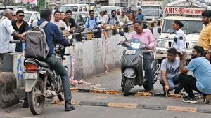 రాంగ్‌ రూట్‌లో వెళ్లకుండా టైర్‌ కిల్లర్స్‌ ఏర్పాటు.. ఈ లాజిక్‌తో అదే రూట్‌లో దర్జాగా  ప్రయాణం..!