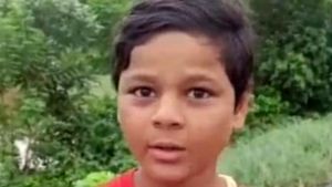 రైలుకు ఎదురుగా వెళ్లి వందల మంది ప్రాణాలను కాపాడిన బాలుడు.. ఈ చిన్నారి ధైర్యాన్ని మెచ్చుకోవాల్సిందే..