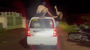 video viral కదులుతున్న కారుపై ప్రమాదకర స్టంట్స్‌.. వారెంత ప్రమాదంలో ఉన్నారంటే?