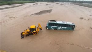 హరిద్వార్‌లో వరద ఉద్ధృతిలో చిక్కుకున్న యాత్రికుల బస్సు.. 53 మంది సేఫ్‌..