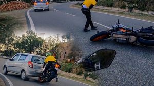 KTM Vs Maruthi suzuki: మారుతి సుజుకి ఆల్టో కారును ఢీకొట్టిన KTM బైక్‌.. అసలు ఏం జరిగింది.. వీడియోలో ఏముంది?