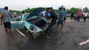 రోడ్డుపై పశువులను ఢీకొట్టిన రూ.1.48 కోట్ల కారు.. ప్రమాద తీవ్రతకు ఊడిపోయిన కారు టైర్‌..!