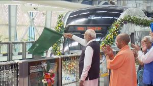 ‘నమో భారత్' రైలును ప్రారంభించిన ప్రధాని మోదీ.. 180 కి.మీ వేగంతో దూసుకెళ్లే ఈ ట్రైన్‌ ప్రత్యేకతలివే.!!