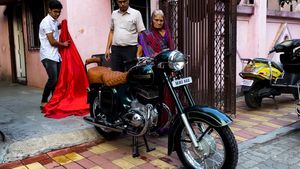 మనవళ్ల కోసం 50 ఏళ్ల నాటి Jawa Motorcycle ను కొత్తగా పునరుద్ధరించి గిఫ్ట్‌గా ఇచ్చిన బామ్మ