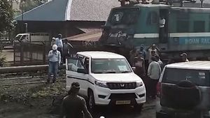 రైల్వే క్రాసింగ్‌ను దాటేందుకు మహీంద్రా బొలెరో డ్రైవర్‌ యత్నం.. ఈడ్చుకెళ్లిన గూడ్స్‌ రైలు.. కొద్దిలో మిస్‌!!