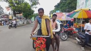 గాయపడిన తన తండ్రిని ట్రాలీపై 50 కి.మీ తోసుకెళ్లిన పద్నాలుగేళ్ల బాలిక.. కారణమిదే.!!