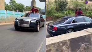 రోల్స్‌ రాయిస్‌ సన్‌రూఫ్‌ వద్ద నిల్చొని బాలికల ప్రమాదకర ప్రయాణం.. నెటిజన్ల కామెంట్లు వైరల్‌!