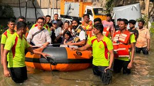 Chennai Floods చెన్నై వరదల్లో చిక్కుకున్న అమీర్‌ ఖాన్‌.. కాపాడిన రెస్క్యూ టీం, ఫొటోలు వైరల్‌