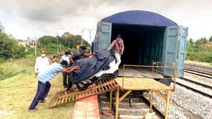Bike Parcel In Train రైలులో బైక్‌ను ట్రాన్స్‌పోర్ట్‌ చేయడం ఎలా.. ఎంత ఖర్చు అవుతుంది, రూల్స్‌ ఏంటి.??