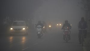 పొగ మంచు కురుస్తున్న రోడ్లపై డ్రైవింగ్‌ చేస్తున్నారా.. ఈ జాగ్రత్తలు పాటించకుంటే..!