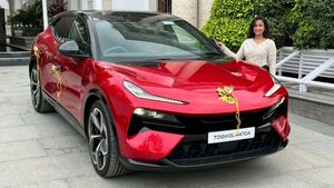 భారత్‌లో బోణీ కొట్టిన లోటస్‌.. Eletre ఎలక్ట్రిక్ కారును కొనుగోలు చేసిన హైదరాబాద్‌ యువతి, ధర ఎంతో తెలుసా.!