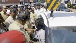 గంజాయి మత్తులో వరుసగా కార్లను ఢీకొట్టిన దంపతులు.. వెంబడించిన పోలీసులు, చివరకు క్రేన్‌ సాయంతో.!!