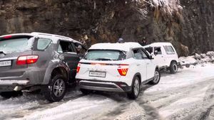 మంచు ప్రాంతాల్లో డ్రైవింగ్‌ చేయడం ఎంత కష్టమో తెలుసా.??.. సినిమాను తలపించిన కార్ల క్రాష్.!!