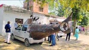 పెళ్లి కోసం హెలికాప్టర్‌లా మారుతి వ్యాగన్‌ R.. కట్‌ చేస్తే పోలీసులు ఎంట్రీ.. ఏం చేశారంటే.!!