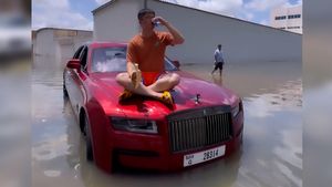 వరదలో చిక్కుకున్న రోల్స్ రాయిస్.. బానెట్‌పై కూర్చుకున్న వ్యక్తి (వీడియో)