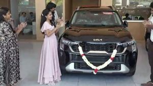 కూతురు కళ్ళలో ఆనందం కోసం.. ఖరీదైన గిఫ్ట్ ఇచ్చిన తండ్రి (వీడియో)