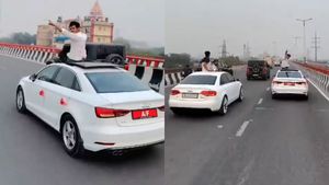 కదులుతున్న ఆడి కారు పైకెక్కి యువకుల హల్‌చల్‌.. పోలీసులు ఏం చేశారంటే.??