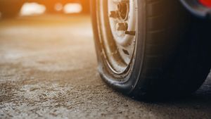 వేసవిలో కారు టైర్లు పేలుతున్నాయా.??.. వెంటనే ఇవి సరిచూసుకోండి.!!