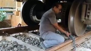 రైళ్లు కదలకుండా ఇనుప గొలుసులతో లాకింగ్.. దానికి ఓ లెక్కుంది!!