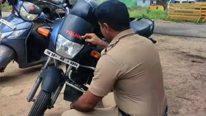 మీ వాహనాలపై ఈ స్టిక్కర్లు అతికిస్తున్నారా?.. ఇక మీ జేబుకి చిల్లులు పడ్డట్లే.!!