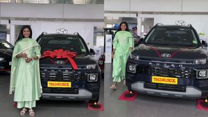 రీల్స్ చేస్తూ లక్షల ఖరీదైన కారు కొనేసింది!.. ఫోటోలు చూసారా?