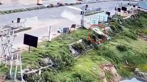 ఊహించని ప్రమాదం.. నేరుగా చెరువులోకి దూసుకెళ్లిన కారు.. కారణం అదేనా?