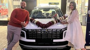 వివాదాల మాజీ యాంకర్ 'దివ్య వసంత' కారు చూసారా? ఎన్ని లక్షలో తెలుసా?