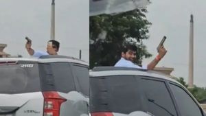 రీల్స్‌ పిచ్చి.. కారు సన్‌రూఫ్‌ లోంచి గన్ కాల్చినట్టు పోజిచ్చాడు.. భారీ మొత్తంలో ఫైన్‌ కట్టాడు!