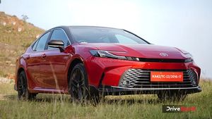 ఇన్నోవాకు గట్టిపోటీ... లగ్జరీ, మైలేజ్ రెండూ ఒకేదాంట్లో... భారీగా పెరిగిన టయోటా మోడల్ ధర 