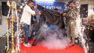 డప్పు వాయిద్యాలతో సందడిగా ఓలా షోరూమ్‌లు.. ఎంతగానో ఎదురుచూసిన బైకు‌ను చేతుల్లోకి తీసుకున్న కస్టమర్లు 