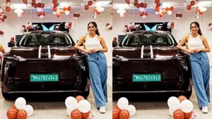 కొత్త సినిమా రిలీజ్‌కు ముందే BMW కి పోటీ ఇచ్చే కారు కొన్న టాలీవుడ్ లక్కీ హీరోయిన్!