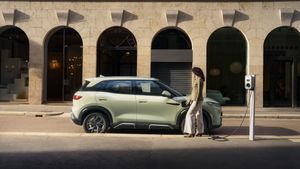 చిన్న కుటుంబాల కోసం వస్తోంది తక్కువ ధరలో అదిరిపోయే ఎలక్ట్రిక్ కారు! ఒక్కసారి డ్రైవ్ చేస్తే వదలలేరు 