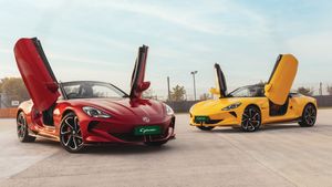 ఇలాంటిది మన ఊరిలో వస్తే.. వీధంతా ఈ కారునే చూస్తూ ఉంటుంది! ఇండియాలో MG Cyberster లాంచ్ 