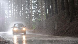 వర్షం పడుతున్నా మీ కార్ ఏ సమస్య లేకుండా నడవాలంటే... ఇదిగో ఇలా చేయండి! 