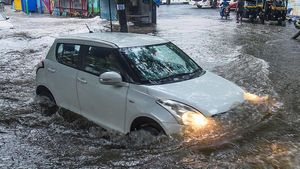 వానాకాలంలో డ్రైవింగ్ చేస్తూ ఈ తప్పులు చేయకండి.. అలా చేస్తే మీ కారుకే భారీ నష్టం 