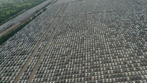 ఆకాశం నుంచి కనిపించిన అద్భుతం.. మీ కళ్లు సైతం నమ్మలేని దృశ్యం.. ఇది ఒక కార్ల సముద్రం! 