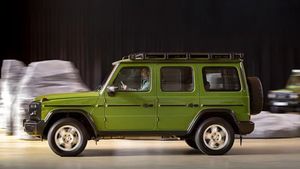 ధనవంతులు కళ్లు మూసుకుని కొనే కారు.. కోట్ల రూపాయల ధర ఉన్నా అమ్మకాల్లో రికార్డు క్రియేట్ చేసిన తోపు కంపెనీ