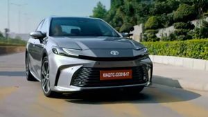 25.49 కి.మీ. మైలేజీ.. ఇన్నోవాను మించి ఫీచర్లు.. టయోటా కొత్త కారు వచ్చేసింది 