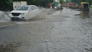 వర్షాకాలంలో కారు, బైక్‌ను బయట పార్క్ చేస్తే ఈ సమస్యలు తప్పవు.. తస్మాత్ జాగ్రత్త!