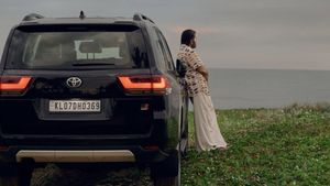 ఆయన చూపు సముద్రం వైపు.. కానీ ప్రపంచం అంతా కారు వైపు! కోట్ల కారుతో ఉన్నదెవరో తెలుసా? 